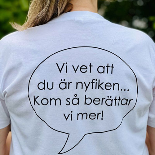 En tshirt med tryckt text på