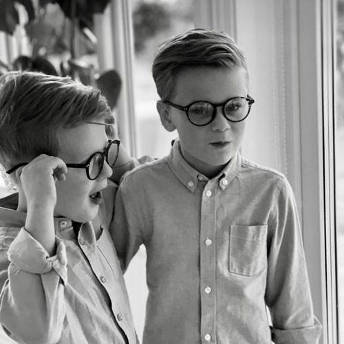 Två barn med glasögon.