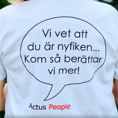 Tröja med texten 'Vi vet att du är nyfiken...'