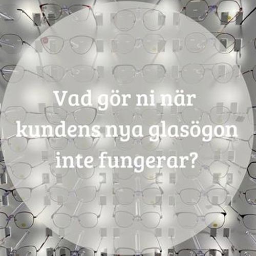 Svartvit bild på en vägg fylld av glasögon